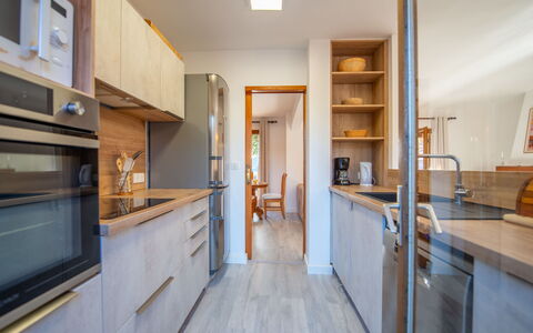 Le Cap: Comptoir, Sol, Design Intérieur, Cuisine, Meubles, Bois, Sol, Cabinetry, Plafond, Appareil De Cuisine