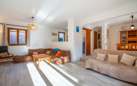 Le Cap: Meubles, Design Intérieur, Bois, Sol, Sol, Plafond, Canapé, Pièce, Parquet, Salon