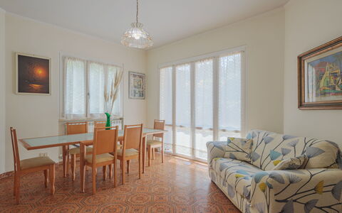 Antonia: Meubles, Cadre, Table, Canapé, Chaise, Fenêtre, Bois, Design Intérieur, Bâtiment, Salon