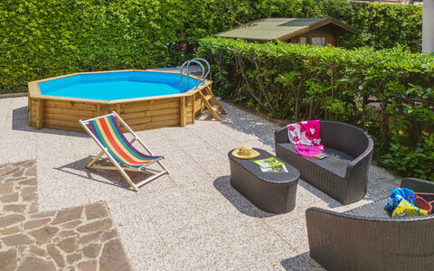 Antonia: Plante, Propriété, Bâtiment, Surface De La Route, Mobilier De Jardin, Asphalte, Pneu Automobile, Arbre, Ombre, Design Urbain