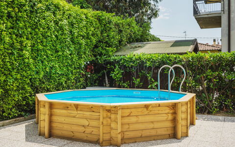 Antonia: Plante, Propriété, L'Eau, Table, Rectangle, Herbe, Loisir, Arbre, Mobilier De Jardin, Arbuste