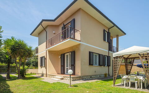 Antonia: Ciel, Bâtiment, Plante, Fenêtre, Arbre, Maison, Lot Terre, Chaise, Bois, Chalet