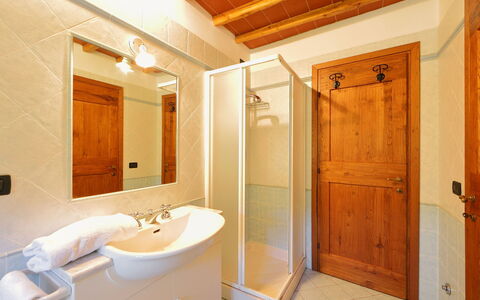 Greve in Chianti 840: Miroir, Robinet, Évier, Luminaire Plomberie, Propriété, Lavabo, Salle De Bains, Porte, Design Intérieur