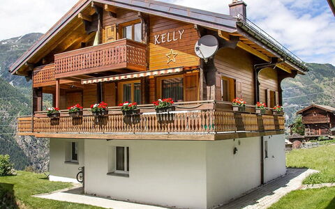 Kelly: Plante, Ciel, Bâtiment, Nuage, Propriété, Fenêtre, Maison, Arbre, Zone Résidentielle, Chalet