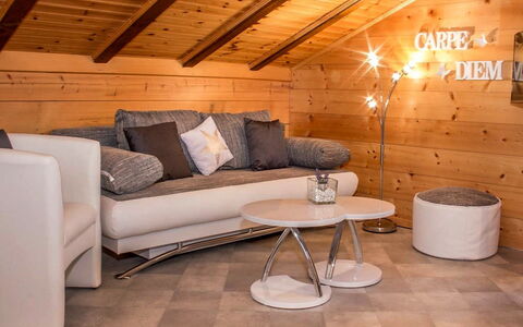 Kelly: Pièce, Propriété, Design Intérieur, Meubles, Salon, Sol, Grenier, Bâtiment, Table, Mur