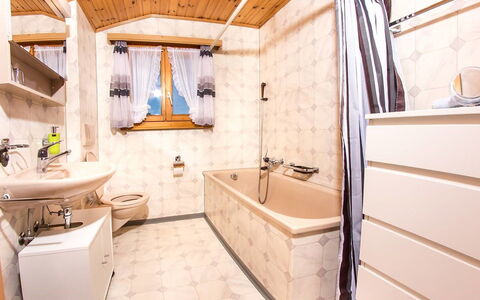 Kelly: Propriété, Pièce, Salle De Bains, Design Intérieur, Bâtiment, Immobilier, Maison, Meubles, Architecture, Domicile