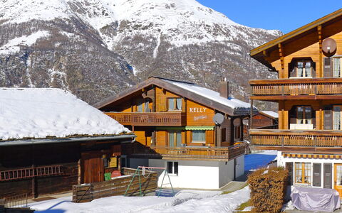 Kelly: Neige, Montagne, Ciel, Fenêtre, Bâtiment, Maison, Pente, Montagnes Relief, Chaîne De Montagnes, Chalet