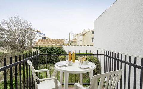 Les Amandiers: Ciel, Propriété, Plante, Meubles, Table, Bâtiment, Chaise, Tableau De Plein Air, Design Intérieur, Mobilier De Jardin