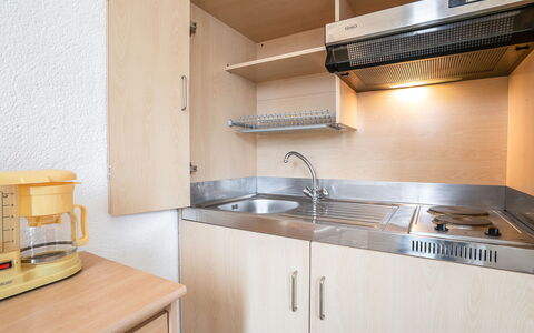 Les Amandiers: Evier, Cabinetry, Robinet, Propriété, Évier, Comptoir, Meubles, Luminaire Plomberie, Bâtiment, Cuisine
