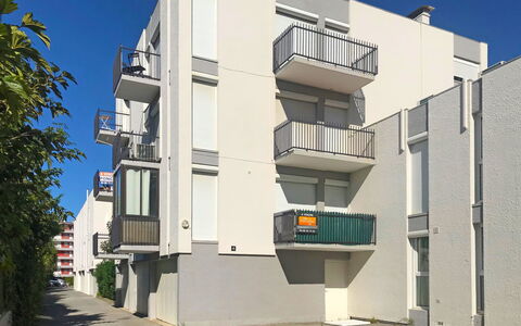 Les Amandiers: Ciel, Propriété, Bâtiment, Fenêtre, Plante, Design Urbain, Condominium, Arbre, Façade, Bâtiment Commercial