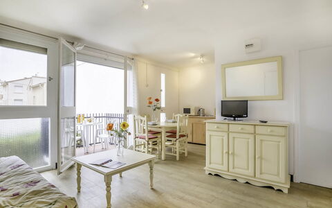Les Amandiers: Meubles, Cabinetry, Propriété, Bois, Design Intérieur, Comptoir, Bâtiment, Table, Éclairage, Plante D'Appartement