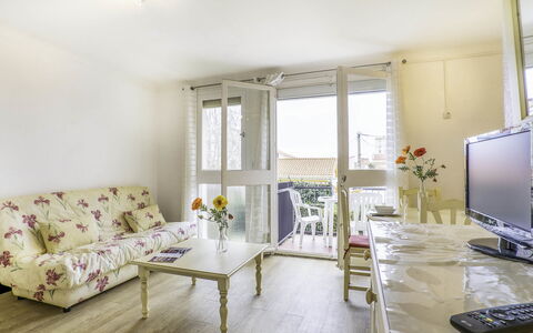 Les Amandiers: Bâtiment, Meubles, Fenêtre, Confort, Design Intérieur, Sol, Sol, Canapé, Bois, Maison