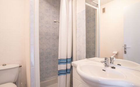 Les Amandiers: Miroir, Luminaire Plomberie, Propriété, Robinet, Évier, Blanc, Salle De Bains, Lavabo, Noir, Bleu Azur