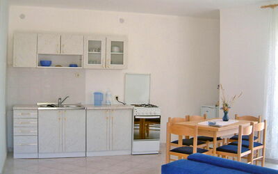 Natalija 200.1: Pièce, Meubles, Propriété, Sol, Design Intérieur, Bâtiment, Cuisine, Mur, Maison, Cabinetry