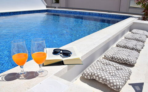 Trogir Okrug Gornji 304: Propriété, Piscine, Maison, Pièce, Meubles, Vacances, Immobilier, Design Intérieur, Table, Domicile