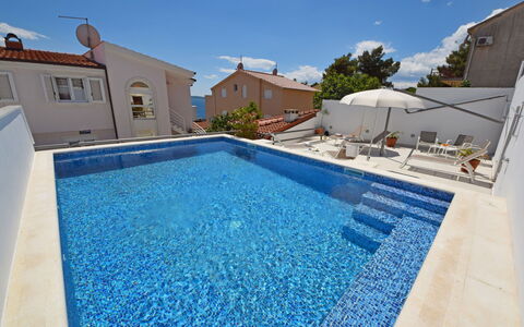 Trogir Okrug Gornji 304: L'Eau, Ciel, Propriété, Piscine, Bleu, Bleu Azur, Bâtiment, Ombre, Mobilier De Jardin, Composite