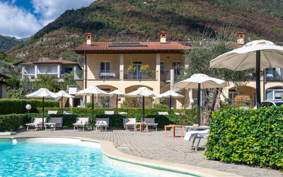 Ossuccio 100: L'Eau, Nuage, Ciel, Montagne, Propriété, Plante, Bâtiment, Piscine, Bleu Azur, Bleu