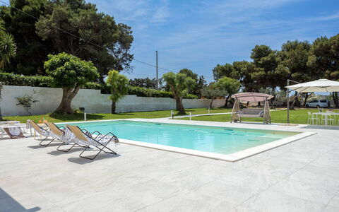 Sammartano: L'Eau, Ciel, Piscine, Plante, Ombre, Mobilier De Jardin, Nuage, Arbre, Balancelle, Bâtiment