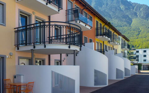 Vasco de Gama B8 R: Bâtiment, Jour, Fenêtre, Propriété, Ciel, Bleu, Architecture, Design Urbain, Montagne, Quartier