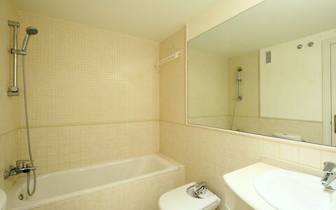 Sidney: Salle De Bains, Propriété, Pièce, Mur, Tuile, Luminaire Plomberie, Baignoire, Robinet, Sol, Design Intérieur