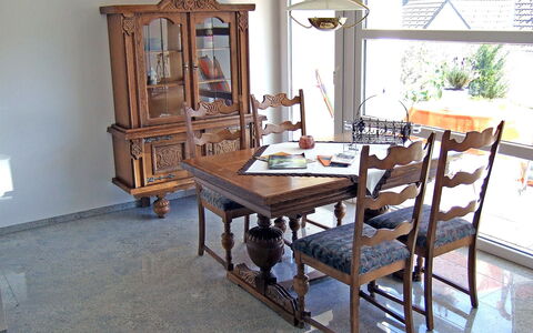 Willmann: Salle À Manger, Pièce, Meubles, Table, Table Cuisine Et Salle A Manger, Propriété, Design Intérieur, Sol, Maison, Chaise