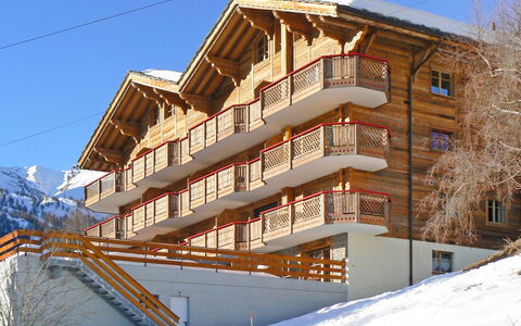 Ovronnaz 645: Bâtiment, Neige, Ciel, Fenêtre, Plante, Pente, Bois, Maison, Arbre, Zone Résidentielle