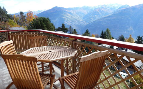 Ovronnaz 645: Meubles, Table, Propriété, Chaise, Pièce, Bois, Immobilier, Chalet, Maison, Mobilier De Jardin