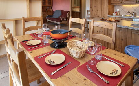 Ovronnaz 645: Meubles, Sol, Design Intérieur, Bois, Cuisine, Table Cuisine Et Salle A Manger, Sol, Salle À Manger, Table, Pièce