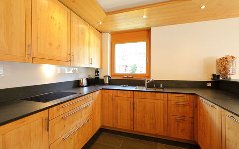 Zermatt 470: Comptoir, Cabinetry, Meubles, Pièce, Propriété, Cuisine, Bâtiment, Évier, Design Intérieur, Sol
