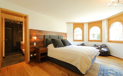 Zermatt 470: Chambre, Meubles, Lit, Pièce, Parquet, Propriété, Design Intérieur, Drap De Lit, Sol, Plafond