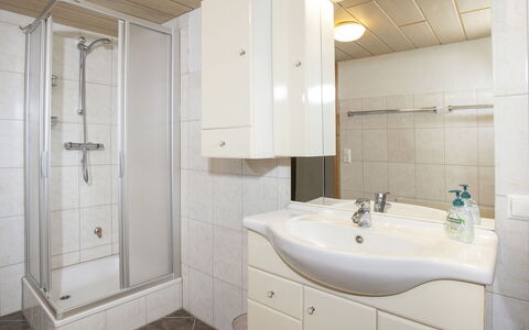 Hamberg Hütte: Lavabo, Luminaire Plomberie, Évier, Design Intérieur, Sol, Salle De Bains, Sol, Pièce, Plafond, Armoire De Toilette