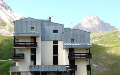 Tignes 280: Ciel, Bâtiment, Montagne, Propriété, Nuage, Fenêtre, Architecture, Maison, Plante, Façade