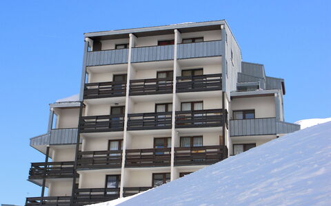 Tignes 280: Ciel, Bâtiment, Fenêtre, Bleu Azur, Maison, Design Urbain, Condominium, Plante, Arbre, Bloc Tour