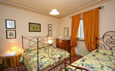Santo Agostino Glicine: Chambre, Pièce, Lit, Meubles, Propriété, Drap De Lit, Cadre De Lit, Literie, Design Intérieur, Immobilier