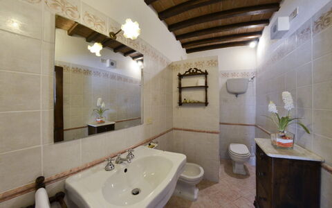 San Pietro: Miroir, Robinet, Luminaire Plomberie, Lavabo, Évier, Propriété, Salle De Bains, Bâtiment, Design Intérieur, Violet