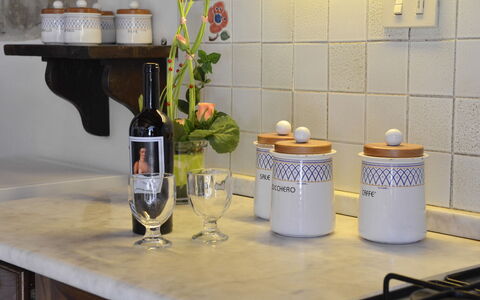 San Pietro: Vaisselle, Drinkware, Table, Bouteille, Verres À Pied, Bar, Du Vin, Plante, Design Intérieur, Fleur