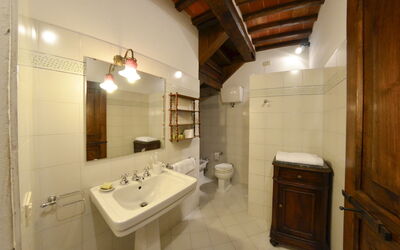Girasole: Miroir, Robinet, Évier, Luminaire Plomberie, Propriété, Lavabo, Salle De Bains, Design Intérieur, Sol, Plomberie