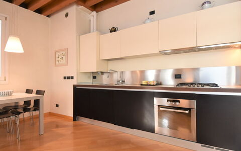 Venezia Giudecca 830: Cabinetry, Comptoir, Meubles, Propriété, Bâtiment, Cuisine, Design Intérieur, Maison, Bois, Cuisinière