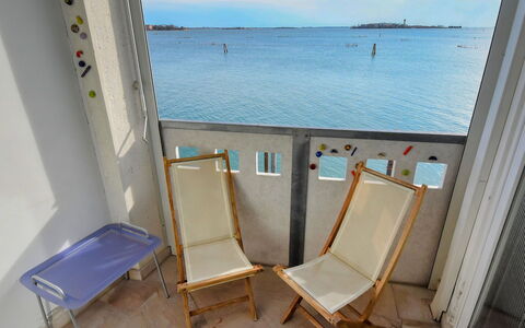 Venezia Giudecca 830: L'Eau, Ciel, Propriété, Nuage, Bâtiment, Bleu Azur, Fenêtre, Maison, Chaise, Ombre