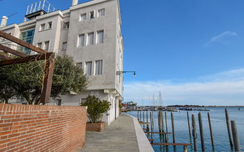 Venezia Giudecca 830: L'Eau, Ciel, Bâtiment, Nuage, Éclairage Public, Fenêtre, Arbre, Design Urbain, Bois, Ville