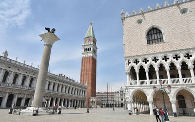 Venezia Giudecca 830: Meubles, Cabinetry, Propriété, Table, Vaisselle, Design Intérieur, Vaisselle, Bois, Comptoir, Tiroir