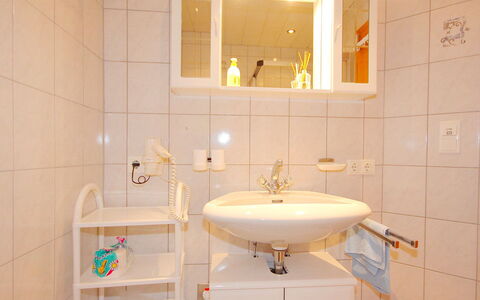 Christian: Salle De Bains, Propriété, Pièce, Tuile, Design Intérieur, Luminaire Plomberie, Accessoire Salle De Bain, Robinet, Architecture, Sol