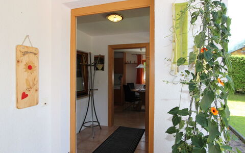 Christian: Propriété, Pièce, Porte, Maison, Bâtiment, Domicile, Immobilier, Design Intérieur, Plante, Sol