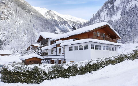 Christian: Neige, Ciel, Nuage, Montagne, Bâtiment, Propriété, Plante, Fenêtre, Paysage Naturel, Pente