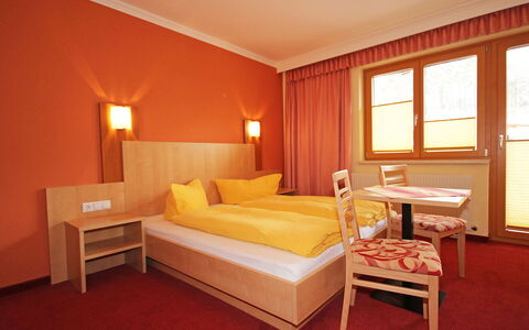 Sölden 100: Meubles, Lit, Chambre, Pièce, Plafond, Drap De Lit, Design Intérieur, Propriété, Literie, Cadre De Lit