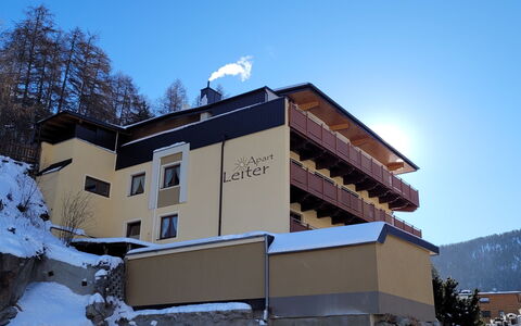 Sölden 100: Ciel, Bâtiment, Propriété, Neige, Arbre, Fenêtre, Pente, Façade, Toit, Ville