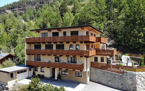 Sölden 100: Plante, Bâtiment, Fenêtre, Arbre, Lot Terre, Végétation, Design Urbain, Biome, Ciel, Montagne