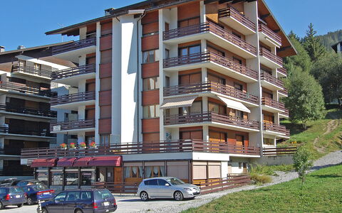 Zanfleuron A1: Voiture, Bâtiment, Roue, Ciel, Propriété, Fenêtre, Véhicule, Plante, Bloc Tour