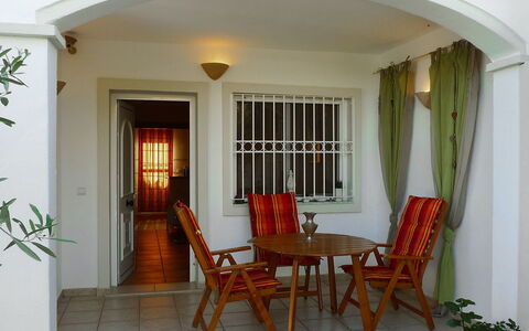 Bella Tierra: Propriété, Pièce, Maison, Bâtiment, Meubles, Design Intérieur, Domicile, Immobilier, Porche, Chaise