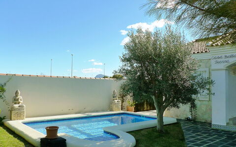 Bella Tierra: Ciel, L'Eau, Nuage, La Nature, Bleu Azur, Ombre, Piscine, Zone Résidentielle, Bâtiment, Plante